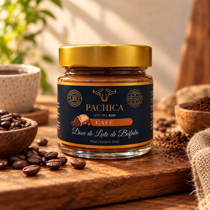 Pote de doce de leite de búfala Pachica Café, 250 g, sobre tábua de madeira, com grãos de café ao redor
