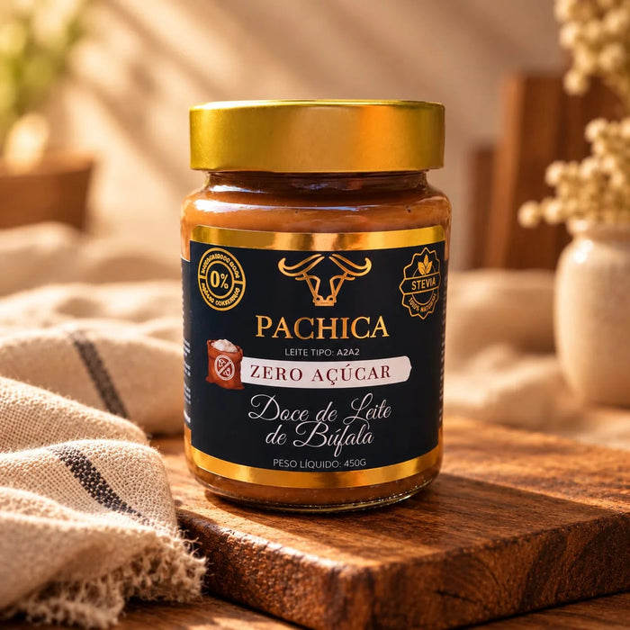 Pote de doce de leite de búfala Pachica Zero Açúcar, 450 g, com selos de 0% e estévia, sobre tábua de madeira com linho ao fundo